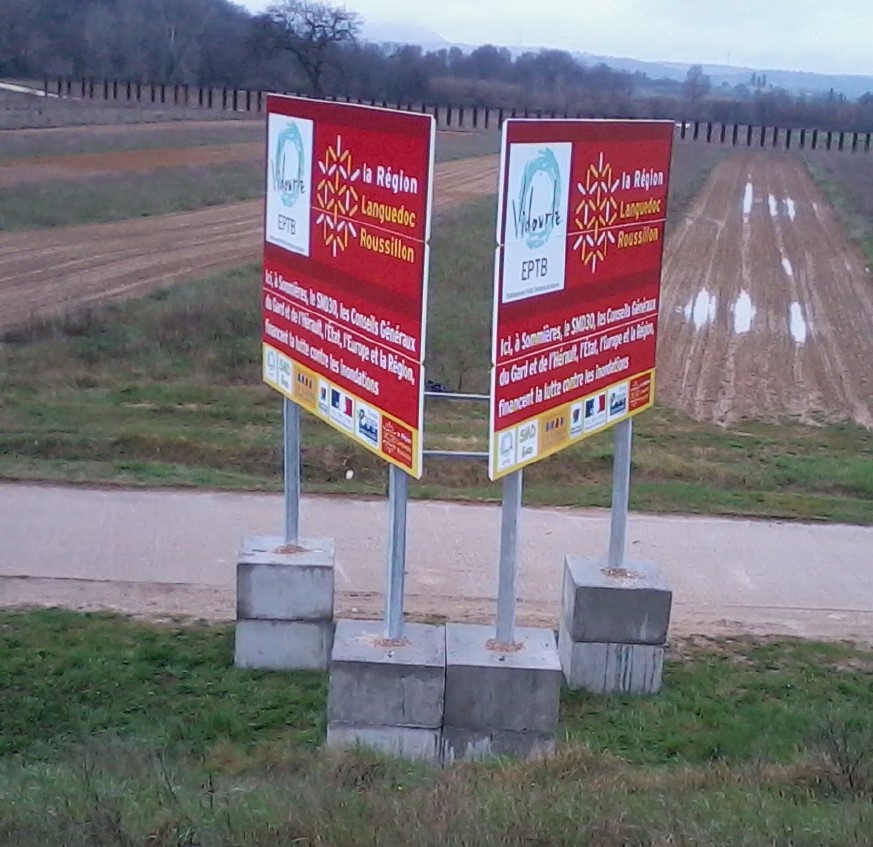 Panneau sur plots béton