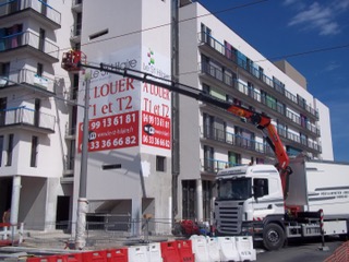 Pose bâche avec nacelle sur grue auxiliaire
