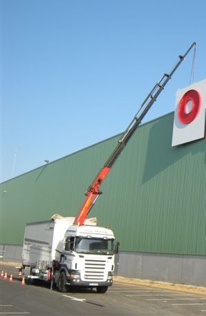 Pose enseigne avec grue auxiliaire